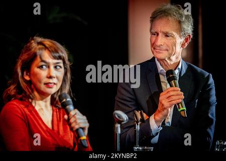 L'AIA - Paul Rosenmöller e Mei li Vos durante la presentazione dei progetti di liste di candidati di GroenLinks e PvdA per le elezioni del Senato. Nelle elezioni del Senato del 2023, entrambi i partiti formeranno un gruppo parlamentare. ANP ROBIN UTRECHT olanda fuori - belgio fuori Foto Stock