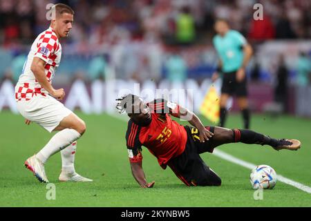 Al Rayyan, Qatar. 1st Dec, 2022. Jeremy Doku (R) del Belgio in azione durante la partita di Gruppo F tra Croazia e Belgio alla Coppa del mondo FIFA 2022 allo stadio Ahmad Bin Ali di al Rayyan, Qatar, 1 dicembre 2022. Credit: Pan Yulong/Xinhua/Alamy Live News Foto Stock