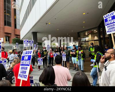 Lavoratori UAW in sciopero. Gli studenti laureati dell'Università della California sono in sciopero dal 14 novembre 2022. Foto Stock