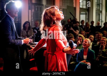 L'AIA - Paul Rosenmöller e Mei li Vos durante la presentazione dei progetti di liste di candidati di GroenLinks e PvdA per le elezioni del Senato. Nelle elezioni del Senato del 2023, entrambi i partiti formeranno un gruppo parlamentare. ANP ROBIN UTRECHT olanda fuori - belgio fuori Foto Stock