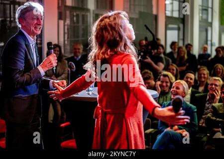 L'AIA - Paul Rosenmöller e Mei li Vos durante la presentazione dei progetti di liste di candidati di GroenLinks e PvdA per le elezioni del Senato. Nelle elezioni del Senato del 2023, entrambi i partiti formano insieme un gruppo parlamentare. ANP ROBIN UTRECHT olanda fuori - belgio fuori Foto Stock