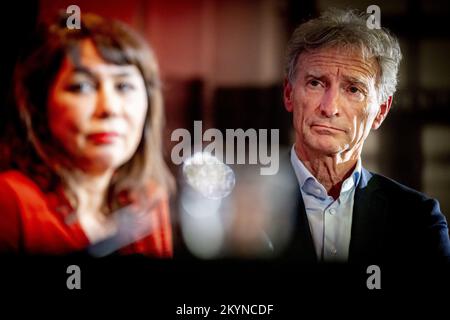 L'AIA - Paul Rosenmöller e Mei li Vos durante la presentazione dei progetti di liste di candidati di GroenLinks e PvdA per le elezioni del Senato. Nelle elezioni del Senato del 2023, entrambi i partiti formeranno un gruppo parlamentare. ANP ROBIN UTRECHT olanda fuori - belgio fuori Foto Stock