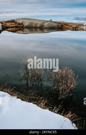 Scuro paesaggio moody nord, piccolo lago su una cima della montagna Rogne in Norvegia Foto Stock