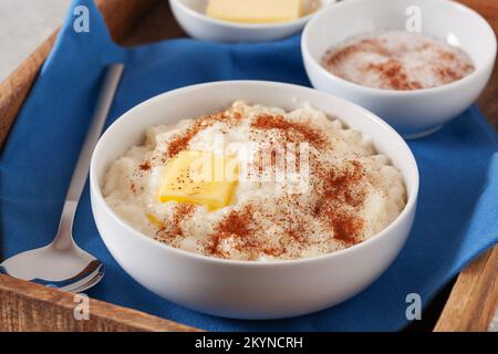 budino di riso con cannella al burro, riz au lait francese, risgrot norvegese, dessert tradizionale per la colazione Foto Stock