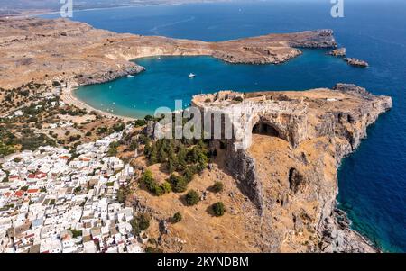 Lindos piccolo villaggio imbiancato e l'Acropoli, scenario di Rodi Island sul Mar Egeo, Rodi, Grecia. Lindos Bay, villaggio e Acropoli, Rodi, Foto Stock