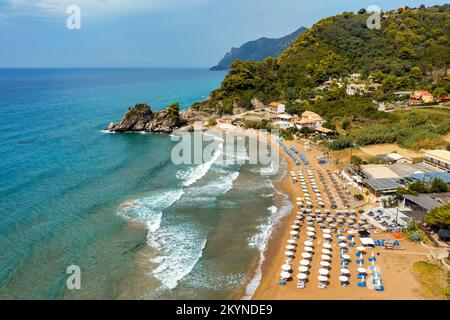 Vista aerea del drone sulla costa occidentale e sulla spiaggia di Glyfada, isola di Corfù, Grecia. Glyfada Beach a Corfù Grecia durante il giorno. Foto Stock