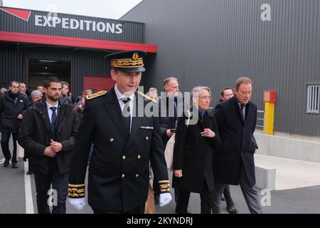 Nell'ambito di "France Nation Verte", il primo ministro Elisabeth BORNE si è recato a Gaillac (Francia) per visitare il riciclaggio delle eccedenze della società, accompagnato da Christophe BECHU (ministro della transizione ecologica) e Laurent LESCURE (ministro delegato per l'economia e l'industria), il 1 dicembre 2022. L'azienda di riciclaggio è specializzata nel settore automobilistico e industriale (raccolta, ricondizionamento e recommercializzazione di pezzi di ricambio, riparazione di veicoli e attrezzature danneggiate), ma anche nel riciclaggio delle batterie. Essa ha beneficiato di crediti del sistema «France Relance». Il primo Ministro Th Foto Stock