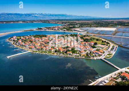 Città storica di Nin laguna vista aerea con Velebit sfondo montagna, Dalmazia regione della Croazia. Veduta aerea della famosa laguna di Nin e della medieva Foto Stock