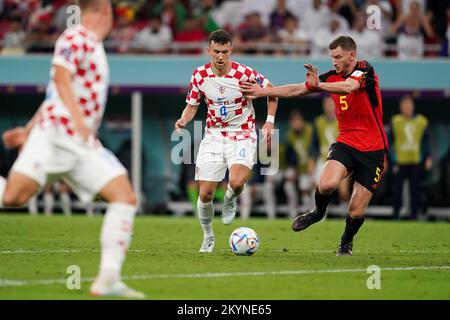 DOHA, QATAR - 1 DICEMBRE: Giocatore di Croazia Ivan Perisic combatte per la palla con il giocatore del Belgio Jan Vertonghen durante la Coppa del mondo FIFA Qatar 2022 gruppo F incontro tra Croazia e Belgio allo stadio Ahmad Bin Ali il 1 dicembre 2022 a Doha, Qatar. (Foto di Florencia Tan Jun/PxImages) Foto Stock