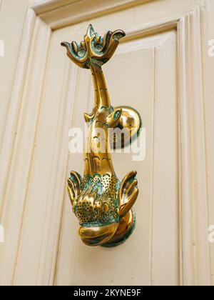Antico battente porta su antica porta di legno. Antichi dettagli architettonici maltesi, Malta. Europa Foto Stock