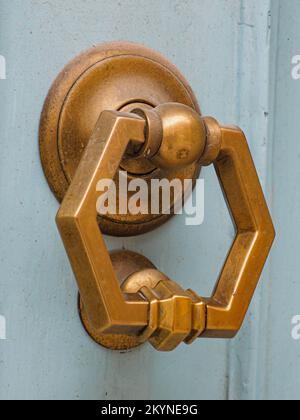 Antico battente porta su antica porta di legno. Antichi dettagli architettonici maltesi, Malta. Europa Foto Stock