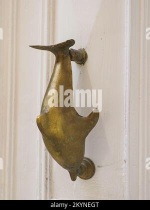Antico battente porta su antica porta di legno. Antichi dettagli architettonici maltesi, Malta. Europa Foto Stock