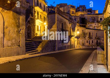 Stretta strada antica tipica italiana a Ragusa (Ragusa Ibla), Sicilia, Italia , patrimonio dell'umanità dell'UNESCO sull'isola italiana di Sicilia. Vista della città Ragusa I. Foto Stock