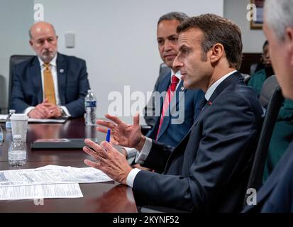 Washington, Stati Uniti d'America. 30th Nov 2022. Washington, Stati Uniti d'America. 30 Novembre 2022. Il presidente francese Emmanuel Macron, a destra, commenta durante una tavola rotonda di settore con l'amministratore della NASA Bill Nelson, a sinistra, presso la sede centrale della NASA Mary W. Jackson Building, 30 novembre 2022 a Washington, DC, USA. Credit: Keegan Barber/NASA/Alamy Live News Foto Stock
