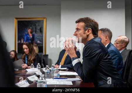 Washington, Stati Uniti d'America. 30th Nov 2022. Washington, Stati Uniti d'America. 30 Novembre 2022. Il presidente francese Emmanuel Macron, a destra, ascolta durante una tavola rotonda di settore con l'amministratore della NASA Bill Nelson, a sinistra, presso la sede centrale della NASA, Mary W. Jackson Building, 30 novembre 2022 a Washington, DC, USA. Credit: Keegan Barber/NASA/Alamy Live News Foto Stock