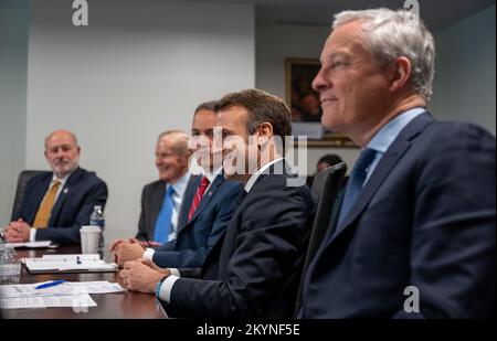 Washington, Stati Uniti d'America. 30th Nov 2022. Washington, Stati Uniti d'America. 30 Novembre 2022. Il presidente francese Emmanuel Macron, al centro, ascolta durante una tavola rotonda di settore con l'amministratore della NASA Bill Nelson, a sinistra, presso la sede centrale della NASA, Mary W. Jackson Building, 30 novembre 2022 a Washington, DC, USA. Credit: Keegan Barber/NASA/Alamy Live News Foto Stock