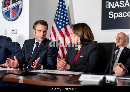 Washington, Stati Uniti d'America. 30th Nov 2022. Washington, Stati Uniti d'America. 30 Novembre 2022. Il presidente francese Emmanuel Macron, a sinistra, esprime le sue osservazioni durante un incontro con gli Stati Uniti Il Vice Presidente Kamala Harris, al centro, a destra, per un briefing sulla Scienza della Terra presso la sede centrale della NASA, Mary W. Jackson Building, 30 novembre 2022 a Washington, DC, USA. Credit: Keegan Barber/NASA/Alamy Live News Foto Stock