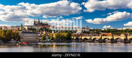 Il Castello di Praga, il Ponte Carlo e le barche sul fiume Vltava. Vista di Hradcany il Castello di Praga e Ponte Carlo e a barche sul fiume Moldava nel cappuccio Foto Stock