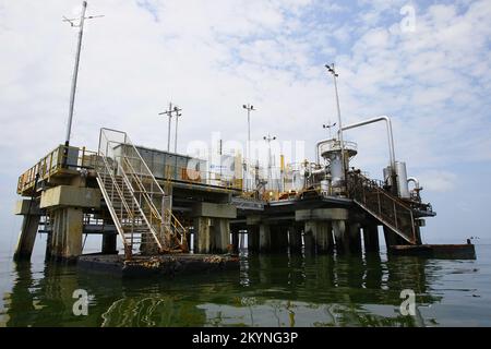 LAGO DI MARACAIBO-VENEZUELA- 20-03-2015- una stazione di flusso di petrolio è vista sul lago di Maracaibo. © JOSE ISAAC BULA URRUTIA. Foto Stock