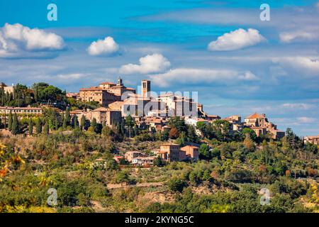 Villaggio di Montepulciano con splendida architettura e case. Una bella città vecchia in Toscana, Italia. Veduta aerea della città medievale di Montepulc Foto Stock