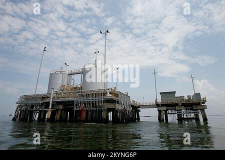 LAGO DI MARACAIBO-VENEZUELA- 20-03-2015- una stazione di flusso di petrolio è vista sul lago di Maracaibo. © JOSE ISAAC BULA URRUTIA. Foto Stock