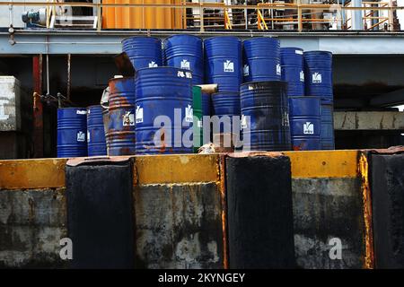 LAGO DE MARACAIBO-VENEZUELA- 20-03-2015- Barrel s di petrolio sono visti su una stazione di pompaggio grezza in un lago Maracaibo. © JOSE ISAAC BULA URRUTIA. Foto Stock