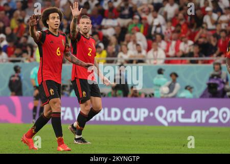 Doha, Qatar, 01/12/2022, il belga Axel Witsel e il belga Toby Alderweireld ringraziano i tifosi dopo un pareggio 0-0 che significa l'eliminazione nella fase di gruppo in una partita di calcio tra la nazionale belga The Red Devils e la Croazia, Il terzo e ultimo gioco del Gruppo F della Coppa del mondo FIFA 2022 a al Rayyan, Stato del Qatar, giovedì 01 dicembre 2022. BELGA PHOTO VIRGINIE LEFOUR Foto Stock