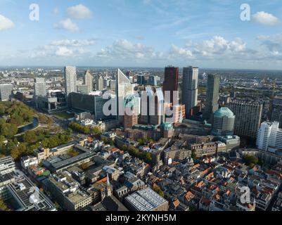Lo skyline urbano dell'Aia del centro nell'Olanda meridionale dei Paesi Bassi, ospita miniserie e corte suprema e reali del governo olandese Foto Stock