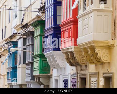 Sliema, Malta - Maggio, 2021: Bellissimi balconi maltesi colorati in legno chiamati 'gallarija' a Sliema. Molto probabilmente provengono dagli arabi Muxarabiji. Foto Stock