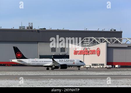 Airbus A220-300 Air Canada C-GJYC tassare da Air Canada edificio a YUL, Montreal PET Airport, Quebec, Canada, novembre 22, 2022 Foto Stock