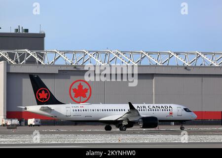 Airbus A220-300 Air Canada C-GJYC tassare da Air Canada edificio a YUL, Montreal PET Airport, Quebec, Canada, novembre 22, 2022 Foto Stock