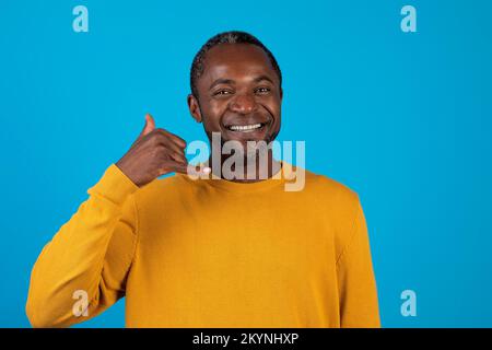 Bell'uomo afroamericano che mostra un cartello Call me Foto Stock