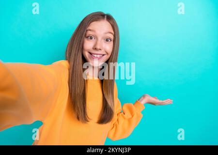 Selfie closeup photo cadre of Young positivo ragazza tenere palma raccomandare spazio vuoto nuovo prodotto a buon mercato prezzo sorridente isolato su sfondo di colore ciano Foto Stock