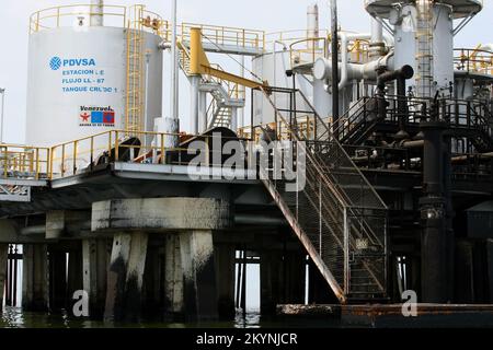 LAGO DI MARACAIBO-VENEZUELA- 20-03-2015- una stazione di flusso di petrolio è vista sul lago di Maracaibo. © JOSE ISAAC BULA URRUTIA. Foto Stock