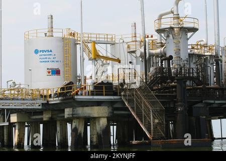 LAGO DI MARACAIBO-VENEZUELA- 20-03-2015- una stazione di flusso di petrolio è vista sul lago di Maracaibo. © JOSE ISAAC BULA URRUTIA. Foto Stock