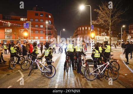 L'AIA - ufficiali di polizia tra tifosi marocchini dopo la partita tra Marocco e Canada alla Coppa del mondo in Qatar. ANP ROBIN VAN LONKHUIJSEN olanda fuori - belgio fuori Foto Stock