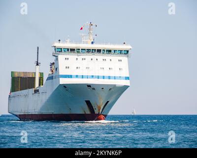 Valletta, Malta - Maggio 2021. Un'enorme nave da carico entra nel porto di la Valletta, Malta. Europa. Foto Stock