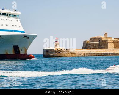 Valletta, Malta - Maggio 2021. Un'enorme nave da carico entra nel porto di la Valletta, Malta. Europa. Foto Stock