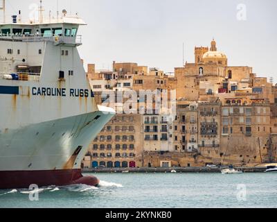 Valletta, Malta - Maggio 2021. Un'enorme nave da carico entra nel porto di la Valletta, Malta. Europa. Foto Stock