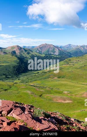Frigid Air Pass lungo il Four Pass Loop, un percorso escursionistico e di backpacking vicino ad Aspen e Snowmass, Colorado, USA. Foto Stock