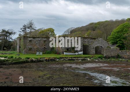 Le rovine di Arundel negozio di grano sulla riva di Clonakilty Bay in primavera. Un vecchio edificio in pietra in Irlanda, Europa. Monumento storico. Turistico Foto Stock