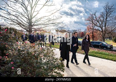 Arlington, Stati Uniti d'America. 30th Nov 2022. Arlington, Stati Uniti d'America. 30 Novembre 2022. Karen Durham-Aguilera, a destra, direttore esecutivo, Office of Army Cemeteries accompagna il presidente francese Emmanuel Macron, al centro, e la First Lady Brigitte Macron alla tomba di Pierre Charles l'Enfant al cimitero nazionale di Arlington, il 30 novembre 2022 ad Arlington, Virginia, USA. L'Enfant è nato a Parigi nel 1754, ma lasciato a combattere nella Rivoluzione americana e in seguito progettato la nuova città federale che divenne Washington, DC Credit: Elizabeth Fraser/U.S. Army/Alamy Live News Foto Stock