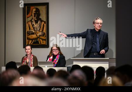 Berlino, Germania. 01st Dec, 2022. Markus Krause conduce l'asta del dipinto 'Autoritratto giallo-rosa' di Max Beckmann presso la casa d'aste Villa Grisebach. Il lavoro ha raggiunto il prezzo record di 20 milioni di euro. Credit: Britten/dpa/Alamy Live News Foto Stock