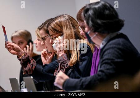 Berlino, Germania. 01st Dec, 2022. Gli operatori telefonici prendono le offerte all'asta del 'Autoritratto giallo-Rosa' di Max Beckmann presso la casa d'aste di Villa Grisebach. Il lavoro ha raggiunto il prezzo record di 20 milioni di euro. Credit: Britten/dpa/Alamy Live News Foto Stock