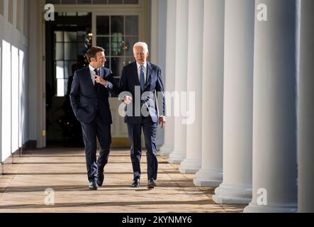 Washington, Stato di Vereinigte. 01st Dec, 2022. Il presidente degli Stati Uniti Joe Biden con il presidente Emmanuel Macron cammina lungo la colonnata ad un ufficio ovale alla Casa Bianca, giovedì 1 dicembre 2022. Credit: Doug Mills/Pool via CNP/dpa/Alamy Live News Foto Stock