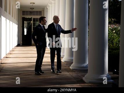 Washington, Stato di Vereinigte. 01st Dec, 2022. Il presidente degli Stati Uniti Joe Biden con il presidente Emmanuel Macron cammina lungo la colonnata ad un ufficio ovale alla Casa Bianca, giovedì 1 dicembre 2022. Credit: Doug Mills/Pool via CNP/dpa/Alamy Live News Foto Stock