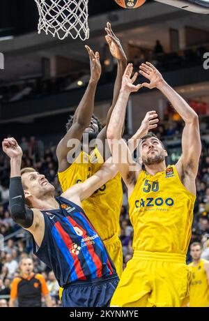 Berlino, Germania. 01st Dec, 2022. Pallacanestro: Eurolega, Alba Berlin - FC Barcelona, Main Round, Giornata 11, Mercedes-Benz Arena. Yovel Zoosman (r) di Alba salta al basket contro Jan Vesely del FC Barcelona. Credit: Andreas Gora/dpa/Alamy Live News Foto Stock