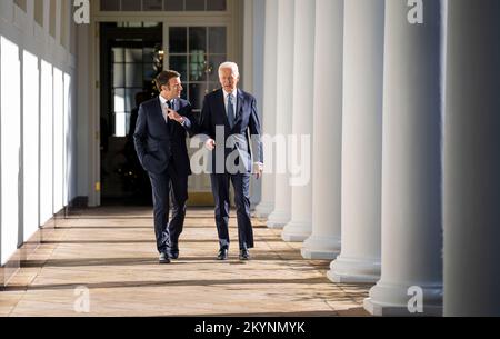 Washington, Stato di Vereinigte. 01st Dec, 2022. Il presidente degli Stati Uniti Joe Biden con il presidente Emmanuel Macron cammina lungo la colonnata ad un ufficio ovale alla Casa Bianca, giovedì 1 dicembre 2022. Credit: Doug Mills/Pool via CNP/dpa/Alamy Live News Foto Stock