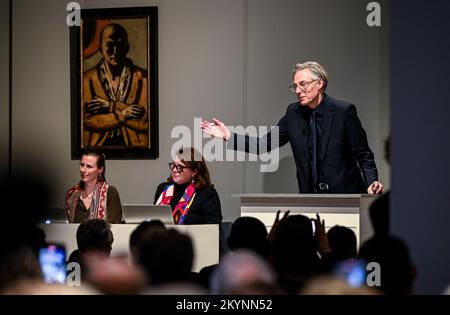 Berlino, Germania. 01st Dec, 2022. Markus Krause conduce l'asta del dipinto 'Autoritratto giallo-rosa' di Max Beckmann presso la casa d'aste Villa Grisebach. Il lavoro ha raggiunto il prezzo record di 20 milioni di euro. Credit: Britten/dpa/Alamy Live News Foto Stock