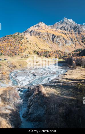 Fiume del fiume Orlegna vicino al Passo Maloja nelle Alpi Svizzere in una giornata di sole in ottobre Foto Stock